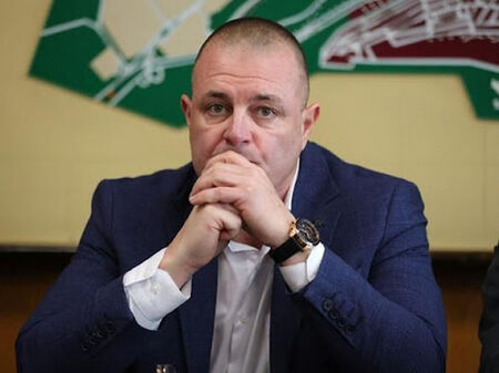 15-годишният, обвинен за побоя над полицейски шеф, съди прокуратурата