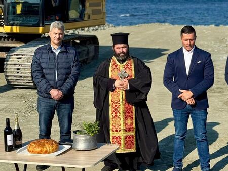 Започна дългоочакваното брегоукрепване на плажа в Ахтопол