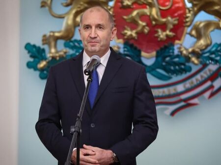 Румен Радев удостои с почетни плакети състезателите от националите ни по волейбол