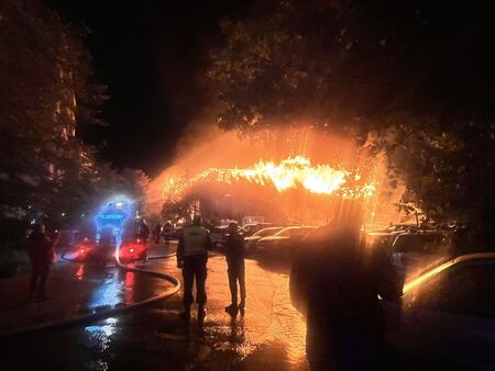 Голям пожар в София - откриха безжизнен човек, 35 автомобила са засегнати