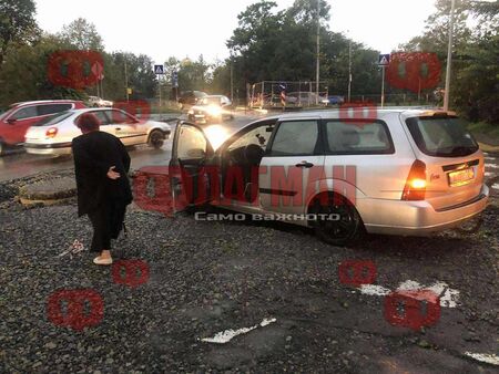Голяма яма зейна на метри от УМБАЛ-Бургас заради дъжда, две коли пропаднаха в нея