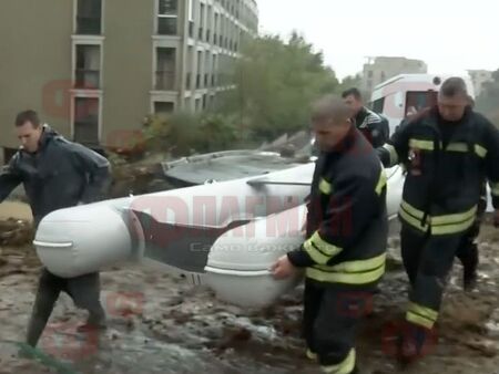 Драма с десетки туристи в наводнени хотели, отказват да ги напуснат