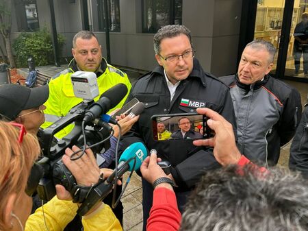 Издирваното семейство в Свети Влас е спасено, съобщи вътрешният министър Даниел Митов