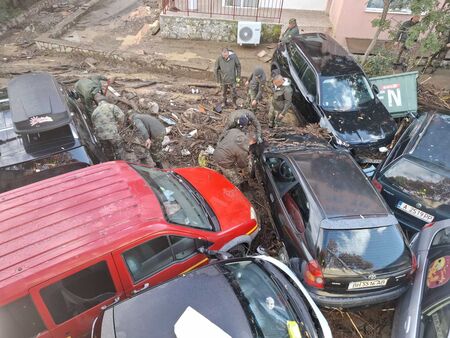Започна разчистването на отнесените от водата автомобили във в.с "Елените" (СНИМКИ)