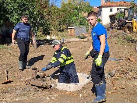 Доброволци от Царево помагат в разчистването след наводнението