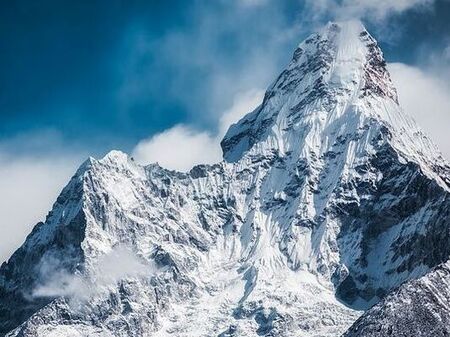 Необичайно силни снеговалежи блокираха 1000 туристи на Хималаите