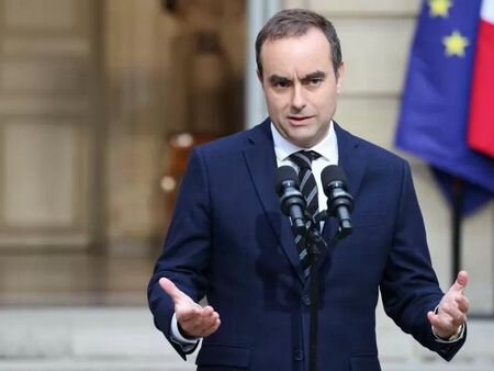 Френският премиер подаде оставка след по-малко от месец на поста