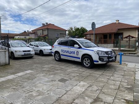 Извънредно! Ченгета атакуваха къща в Камено, откриха над 1 кг марихуана