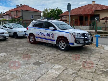 Извънредно! Ченгета атакуваха къща в Камено, откриха над 1 кг марихуана