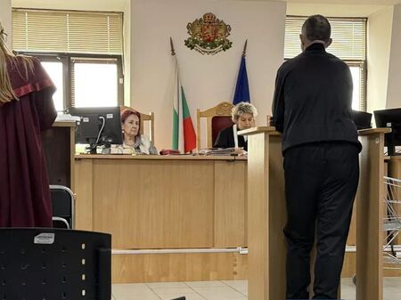 Извратеняк използва дъщеря си за примамка, кара момченца да му изпращат голи снимки