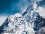 Необичайно силни снеговалежи блокираха 1000 туристи на Хималаите