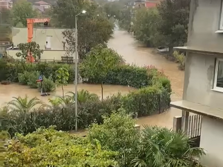 "Барбара" удари Южното Черноморие, Лозенец е под вода (ВИДЕО)