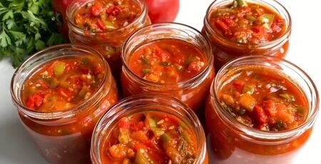 Всяка година пълня килера с тази Ловджийска салата: Леко люта и много вкусна