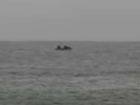 Луди ли са? Рибари излязоха в открито море край Приморско, напук на бурята (ВИДЕО)