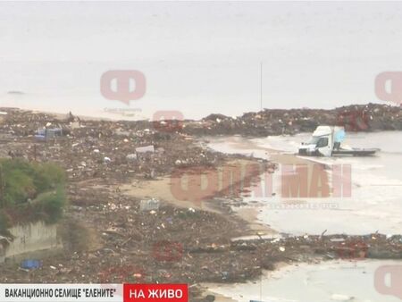 Плажът и крайбрежните улици в „Елените“ тънат в кал и дънери