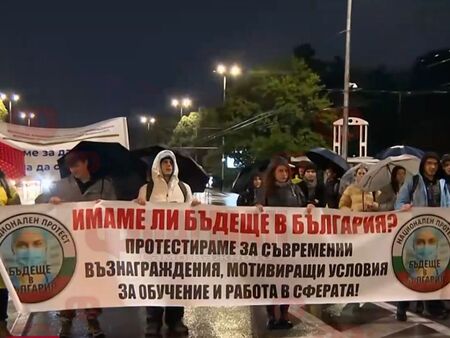 Студен душ за младите лекари след протеста, здравният министър им попари надеждите