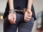 Роднина на ученик нападна служителка в училище