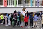 Децата влизат в ролята на пешеходци, водачи и пътници и научават как да се държат правилно при пресичане, пътуване в автомобил или каране на велосипед и тротинетка