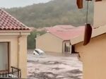 Колкото и силно да вали няма как изведнъж във ваканционното селище да се изсипе такъв порой. Това означава само едно - че водосборът се е събирал дълго и водата изведнъж е тръгнала надолу