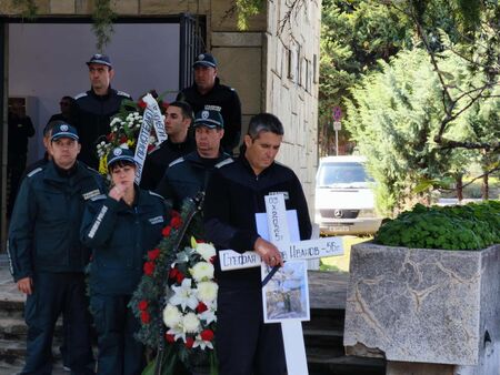 Бургас загуби един страхотен полицай и човек, вижте как изпратиха до Вечния му дом гл. боцман Стефан Иванов