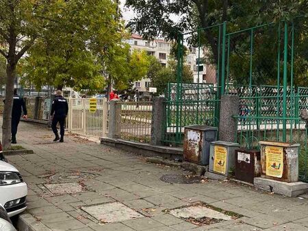 Незабавна реакция! Затвориха таблото до ПГЧЕ „Васил Левски“