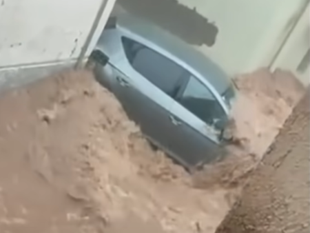Жестоко бедствие в Испания! Придошли води отнесоха коли като играчки