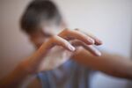 Грабеж посред бял ден: 15-годишно момче е пребито и ограбено от връстници в София