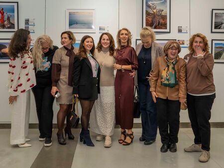 Бургаският фотограф Надя Драгиева помага на Драматичния театър в града с уникална фотоизложба
