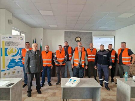 Огнеборци обучиха доброволците от община Камено за действия при пожари и бедствия