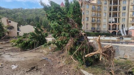 Доброволци, спасявали хора в Елените, са били обрани