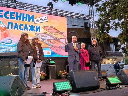 Хиляди туристи се събраха в Несебър за рибния фестивал "Есенни пасажи"