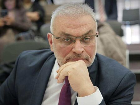 На политическия връх гърми и трещи, а в подножието му някой яде хайвер