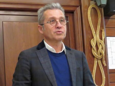 Решението му идва след серия от остри политически сблъсъци започнали