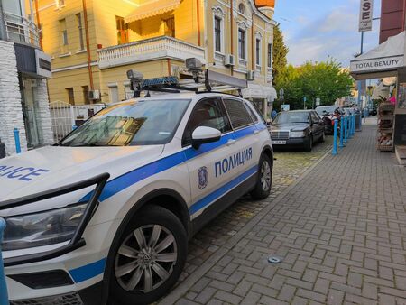 Възрастни бургазлии с големи бели зад волана