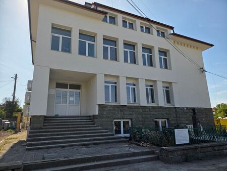 Приключи обновяването на административната сграда в каменското с. Трояново