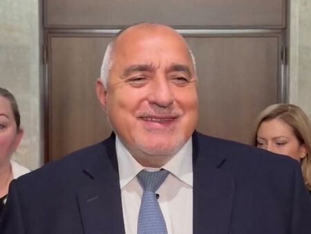 Връщат на Радев колите и шофьорите