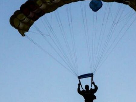 Падналият военнослужещ е с опасност за живота, парашутът му не се отворил