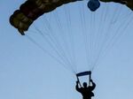 Падналият военнослужещ е с опасност за живота, парашутът му не се отворил