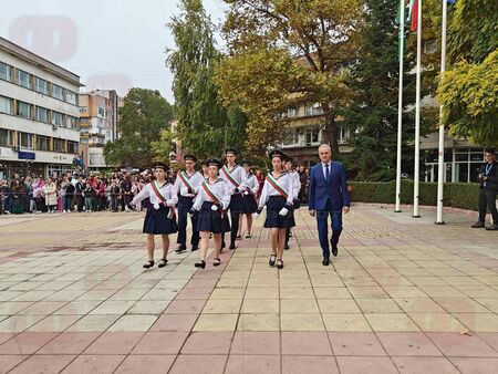 Кметът Васил Едрев посрещна иконата на Св. Димитър на празника на Айтос