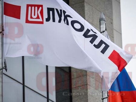 Лукойл продава рафинерии и бензиностанции заради санкциите?