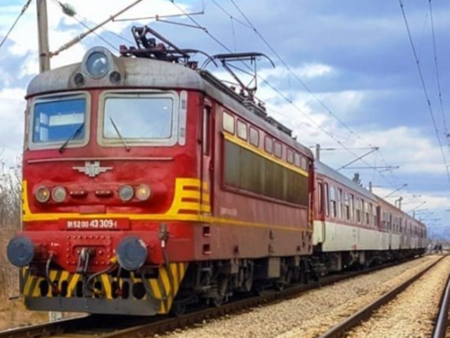 Бързият влак Варна-София помете човек