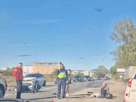 Моторист се заби в микробус на пътя Несебър - Свети Влас