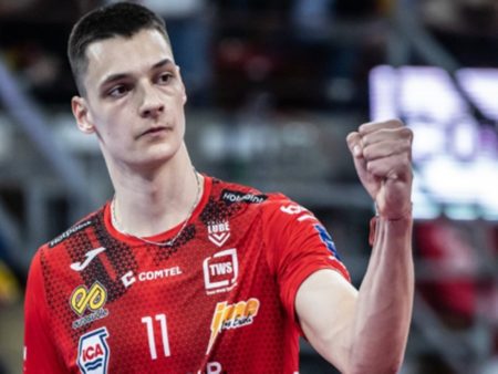 Александър Николов като Супермен в Италия, наказа шампионите