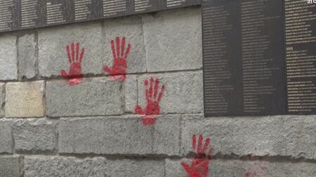 Какво се знае за българите, обвинени в поругаване на Мемориала на Холокоста в Париж