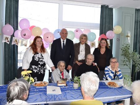 Баба Донка от Поморие посрещна своята стогодишнина, кметът Иван Алексиев сред гостите на празненството