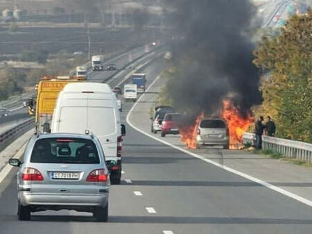 Кола пламна на АМ Тракия