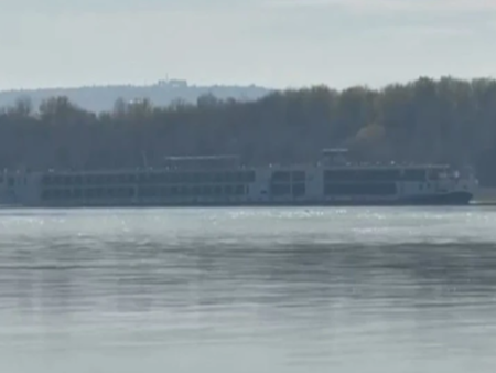 Круизен кораб заседна в Дунав