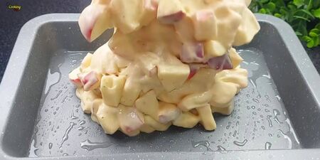 Ако имаш 3 ябълки и малко канела, направи този сочен сладкиш (ВИДЕО)