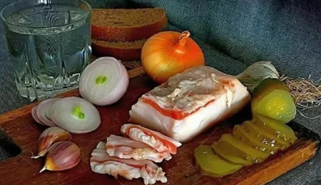 50 мл ракия, сланина и лук: Народната рецепта за желязен имунитет през зимата
