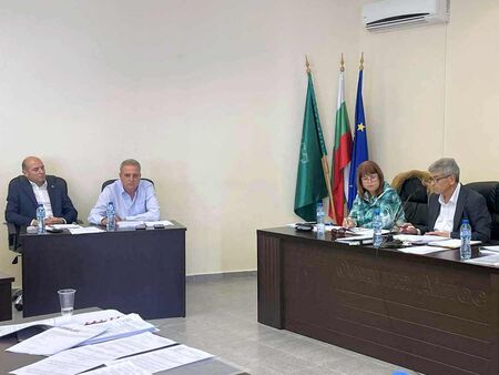 Синята зона в Айтос стартира на 1 януари и ще струва 0,60 евро, съветник от ДПС си направи харакири с грубо изказване